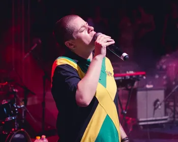 Val Donato canta especial Djavan em João Pessoa