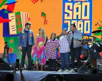 Casal descobre sexo de bebê no palco principal do São João 2025 de Campina Grande