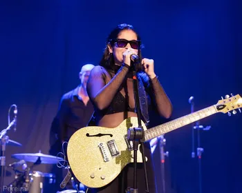 Thathi cantando Rita Lee em João Pessoa