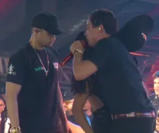 Natanzinho Lima tem show interrompido por fã; mulher rasga roupa e morde cantor