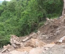 Deslizamento e queda de muro provocam interdição de rua em Campina Grande