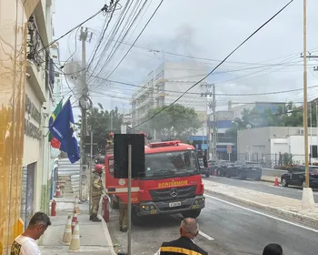 VÍDEO: Poste pega fogo e interdita avenida em Patos