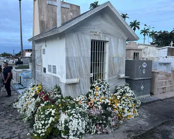 Corpo da apresentadora Thereza Madalena é sepultado