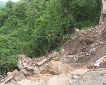 Deslizamento e queda de muro provocam interdição de rua em Campina Grande