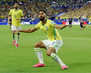 Matheus Cunha comemora gol com 'Dominguinho' e homenageia São João de Campina Grande
