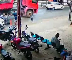 Câmeras registram momento que jovem é atropelado por caminhão em João Pessoa
