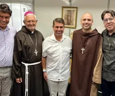 Frei Gilson recebe títulos de cidadão paraibano e pessoense após show histórico em João Pessoa