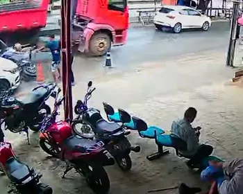Câmeras registram momento que jovem é atropelado por caminhão em João Pessoa