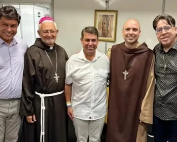 Frei Gilson recebe títulos de cidadão paraibano e pessoense após show histórico em João Pessoa