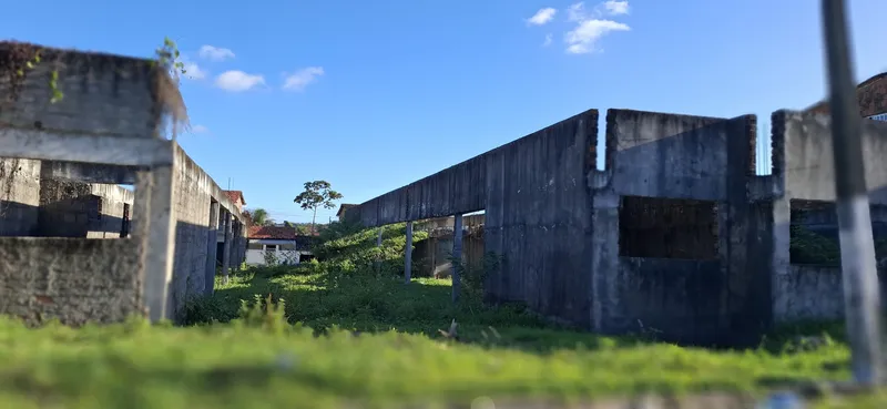 Creche abandonada vira palco para lixo, circulação de animais e consumo de drogas