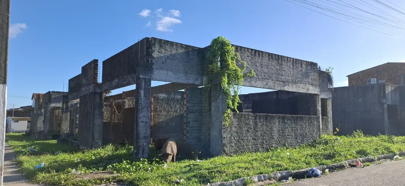 Creche abandonada vira palco para lixo, circulação de animais e consumo de drogas