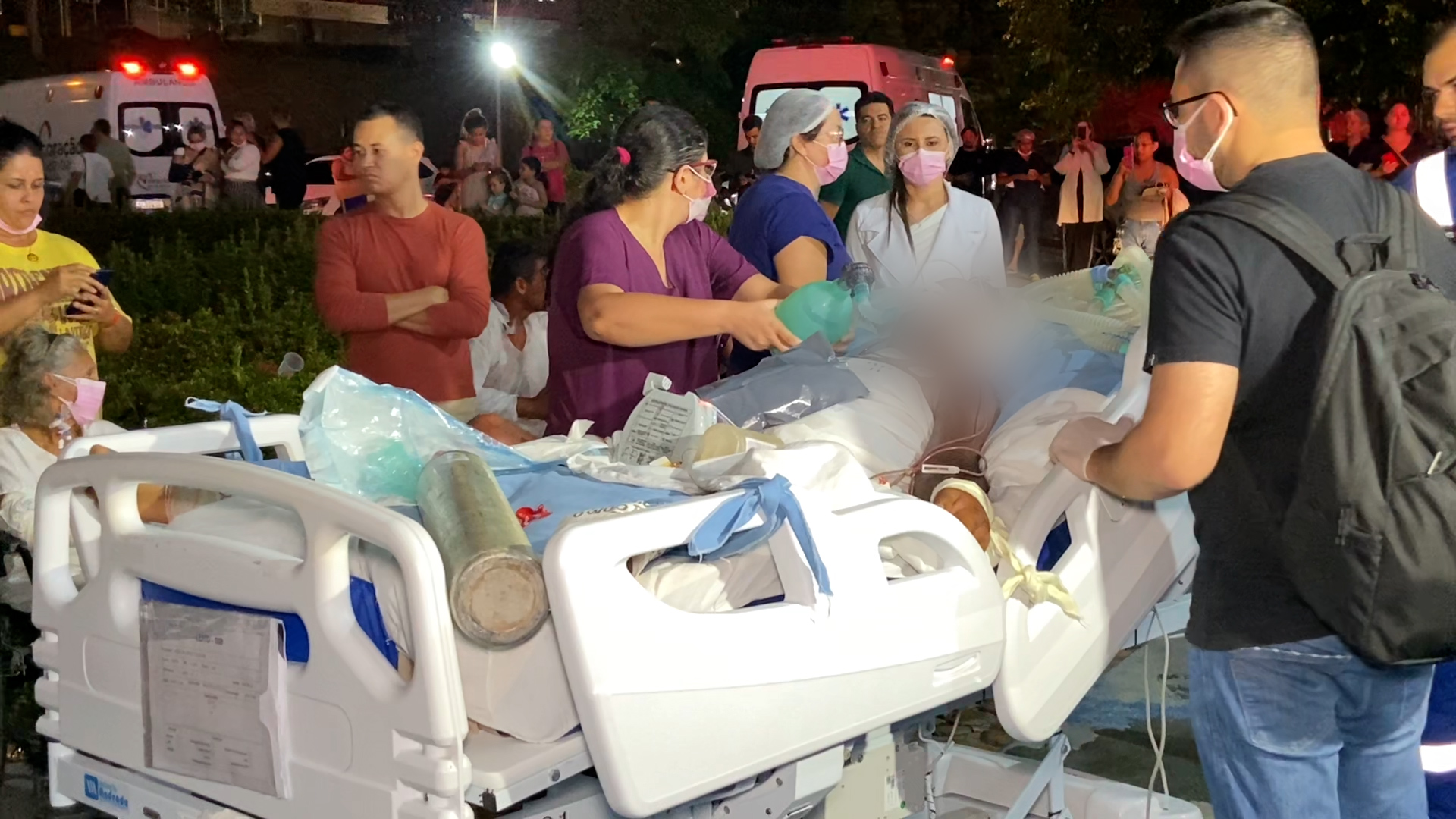 Imagens mostram pacientes sendo atendidos do lado de fora do Hospital de Trauma