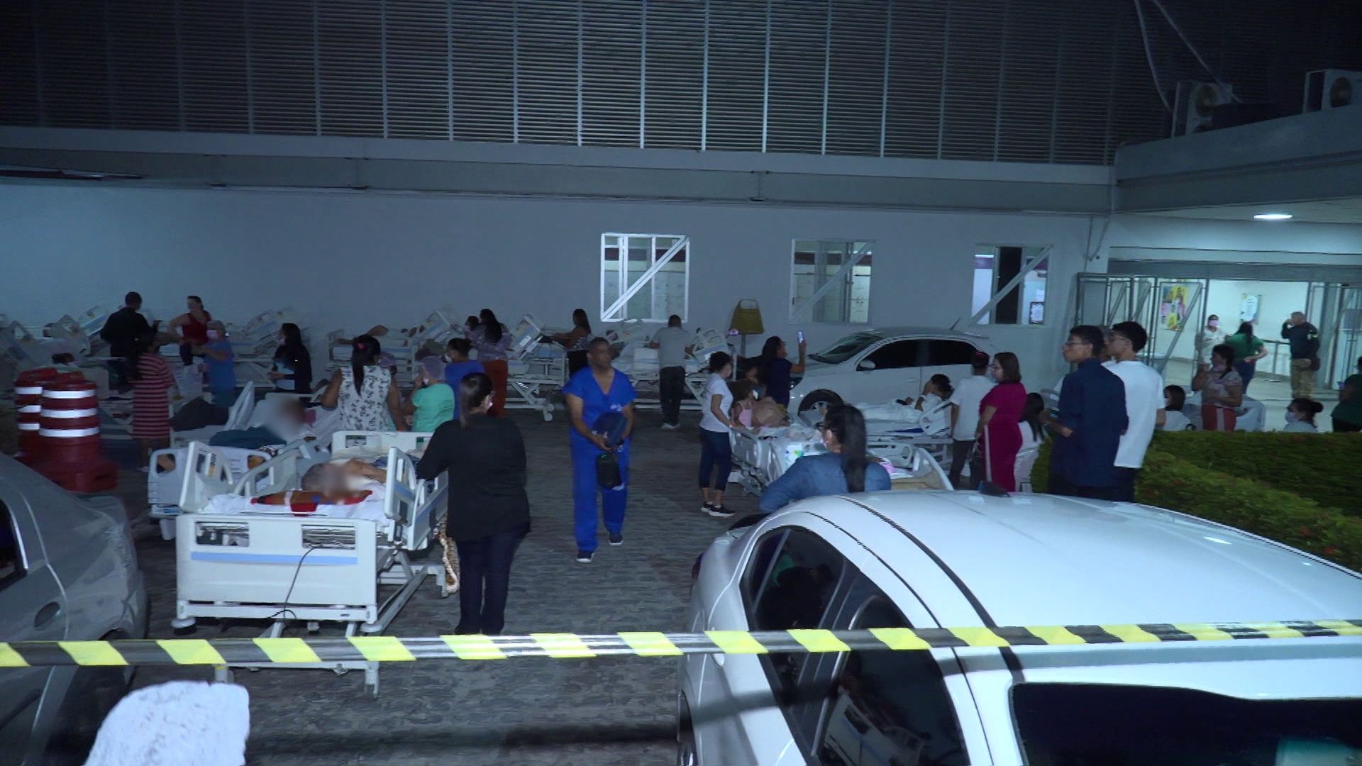 Imagens mostram pacientes sendo atendidos do lado de fora do Hospital de Trauma