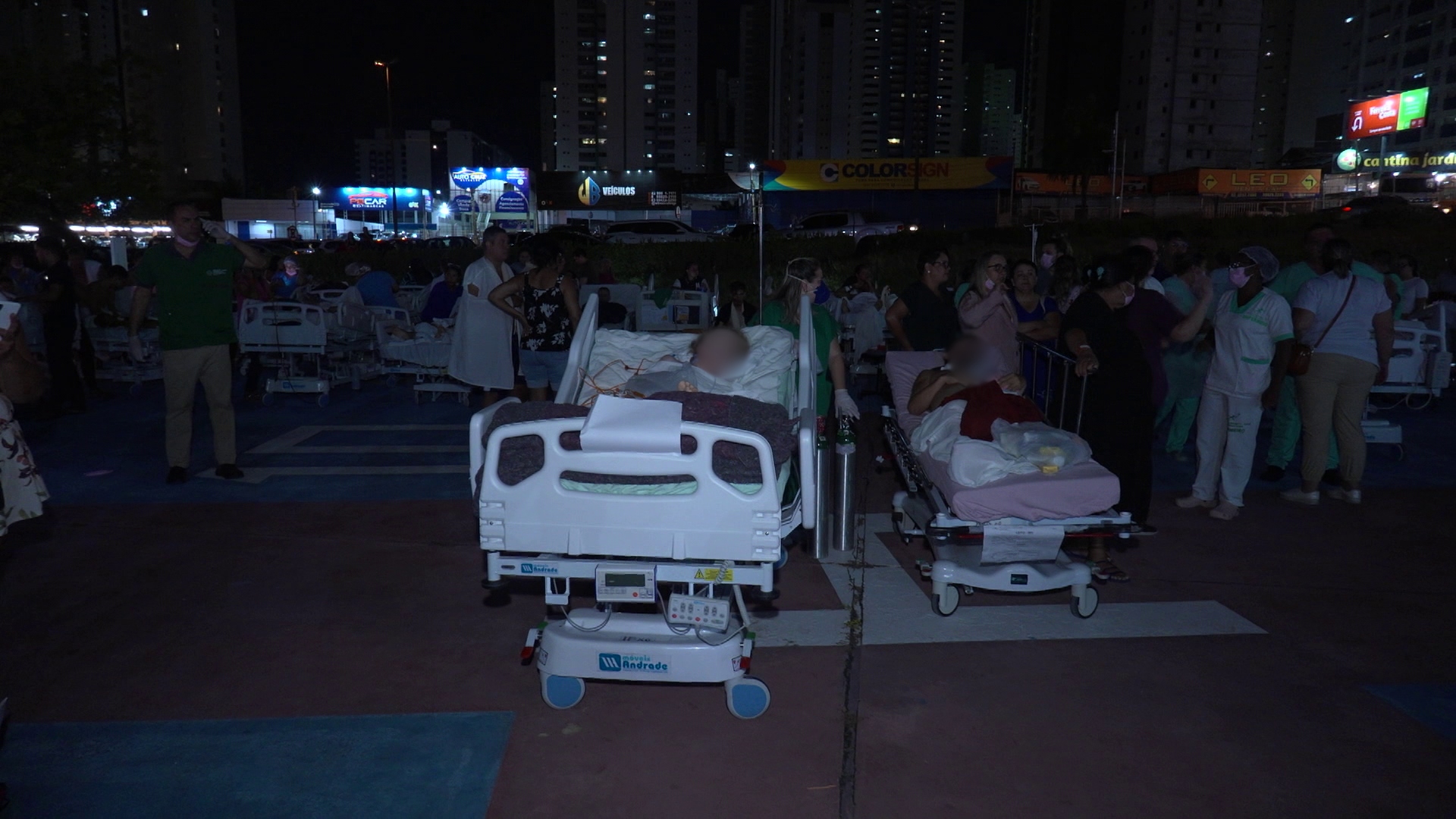 Imagens mostram pacientes sendo atendidos do lado de fora do Hospital de Trauma