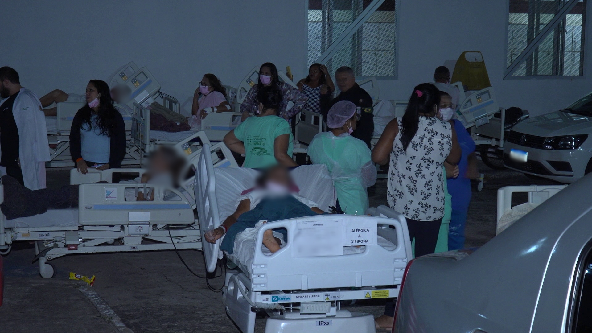 Imagens mostram pacientes sendo atendidos do lado de fora do Hospital de Trauma