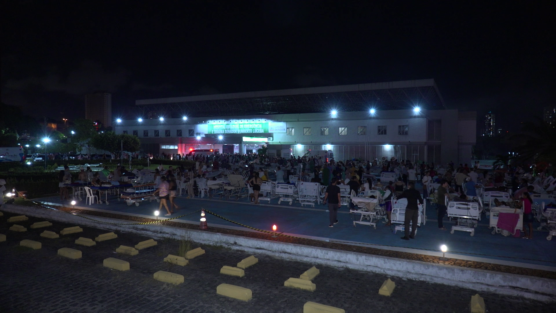 Imagens mostram pacientes sendo atendidos do lado de fora do Hospital de Trauma