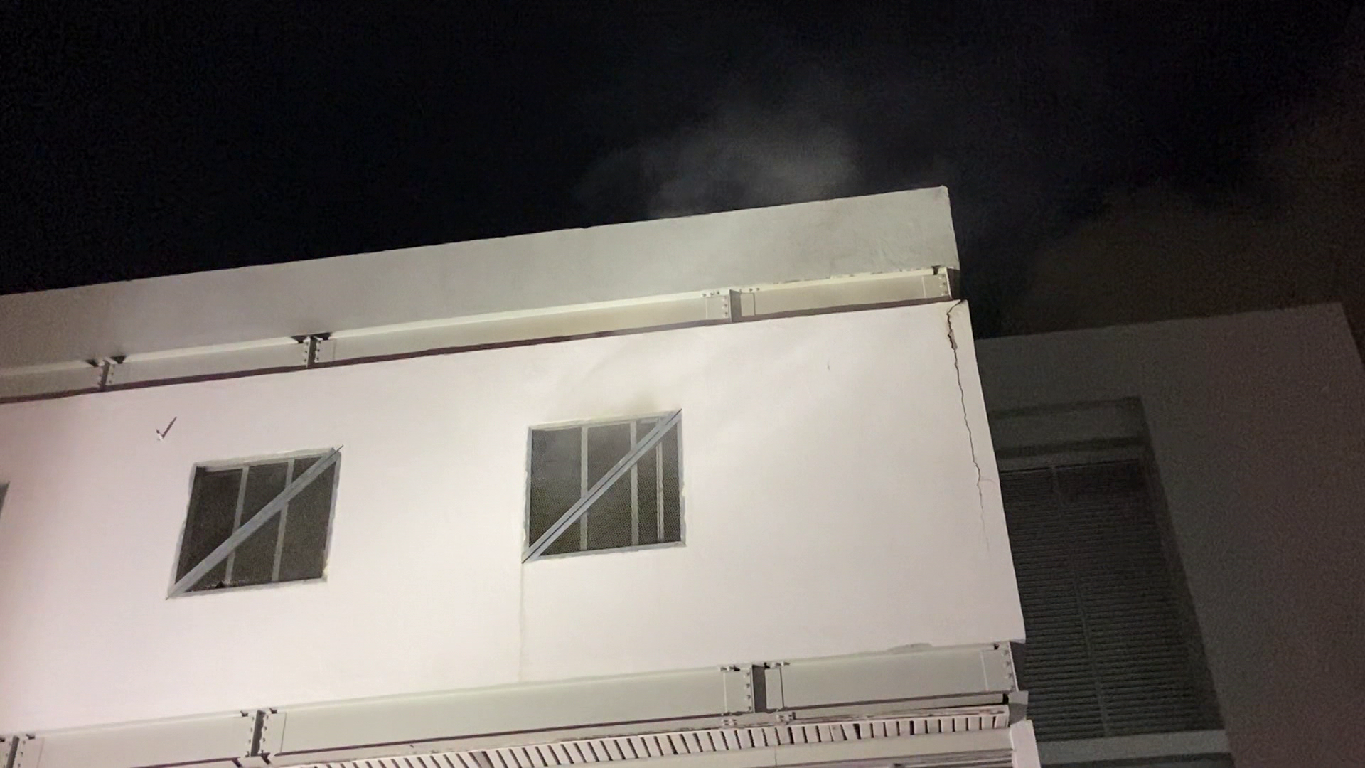 Imagens mostram pacientes sendo atendidos do lado de fora do Hospital de Trauma