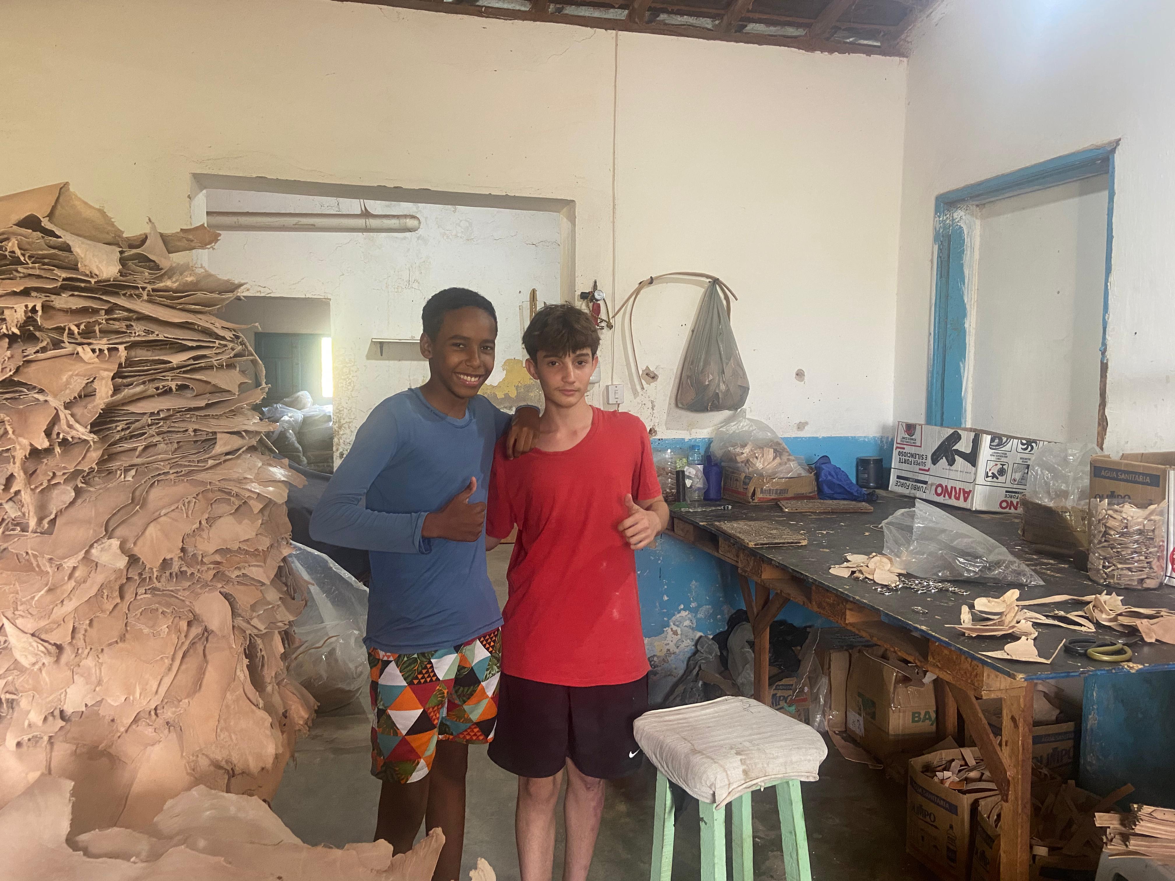 Adolescentes aprendem a trabalhar com artesanato em couro na Oficina dos Saberes