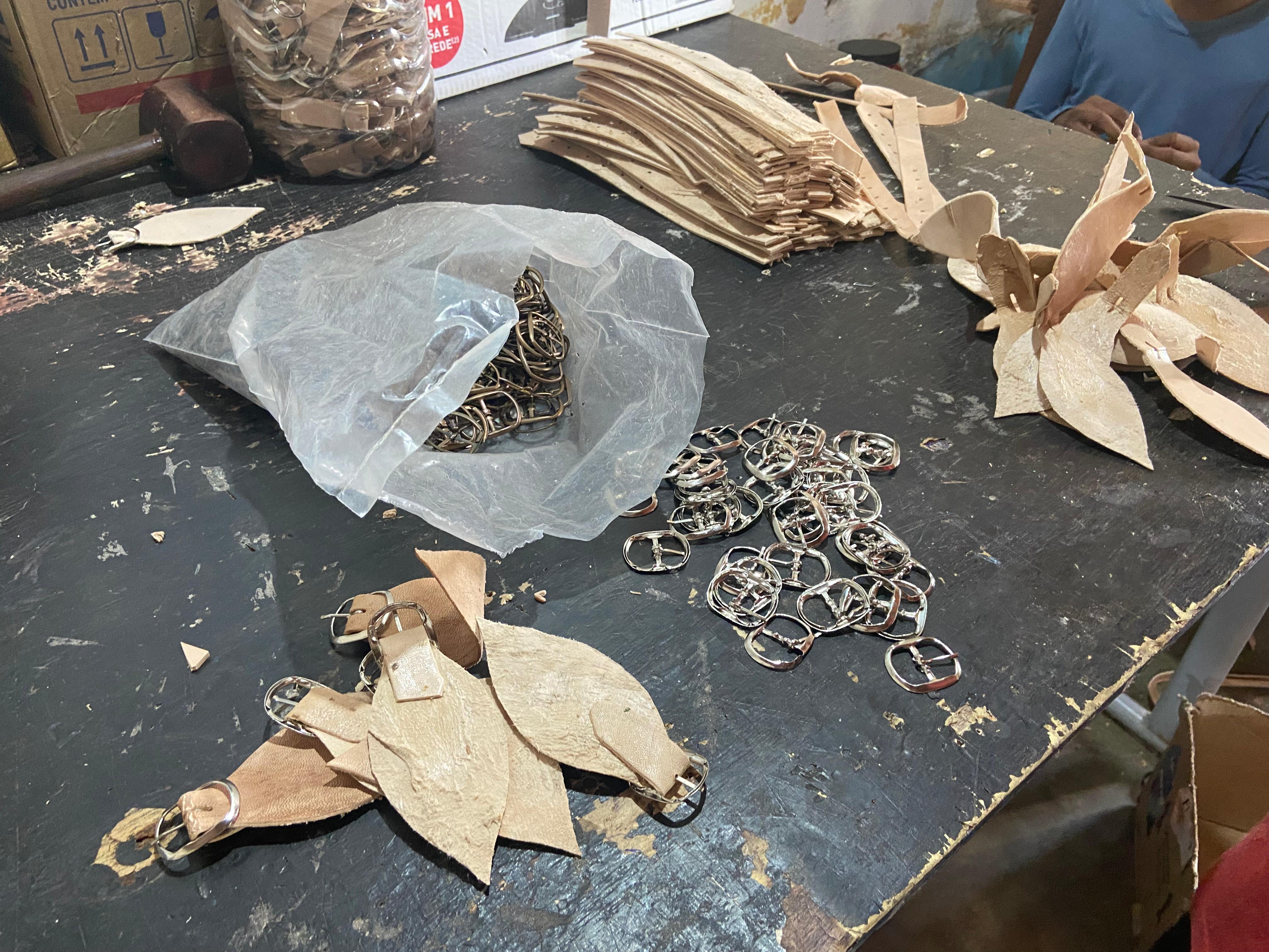 Os mais jovens começam afivelando as peças na Oficina dos Saberes