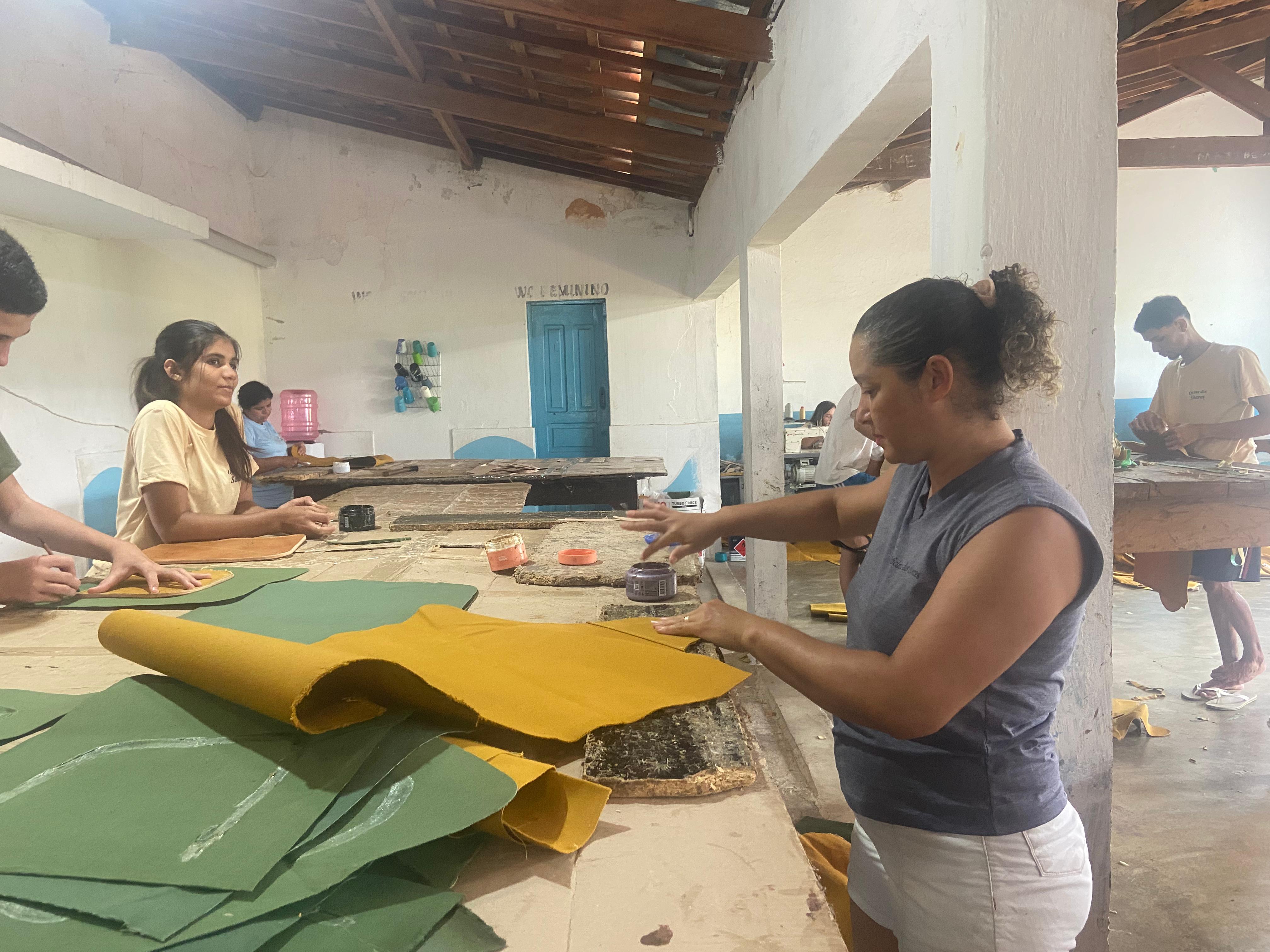 Adultos e jovens trabalham na Oficina dos Saberes