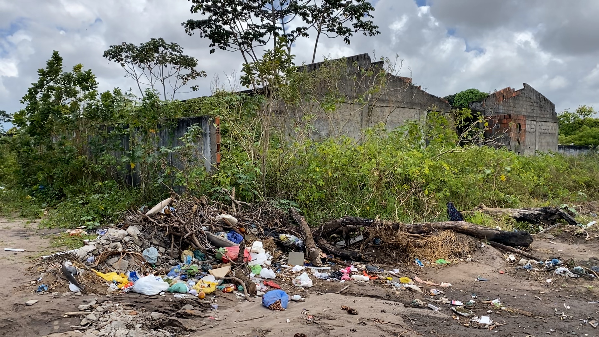 Construção de creche está abandonada no conjunto Mariz, em Bayeux. Gestão atual analisa retomada.