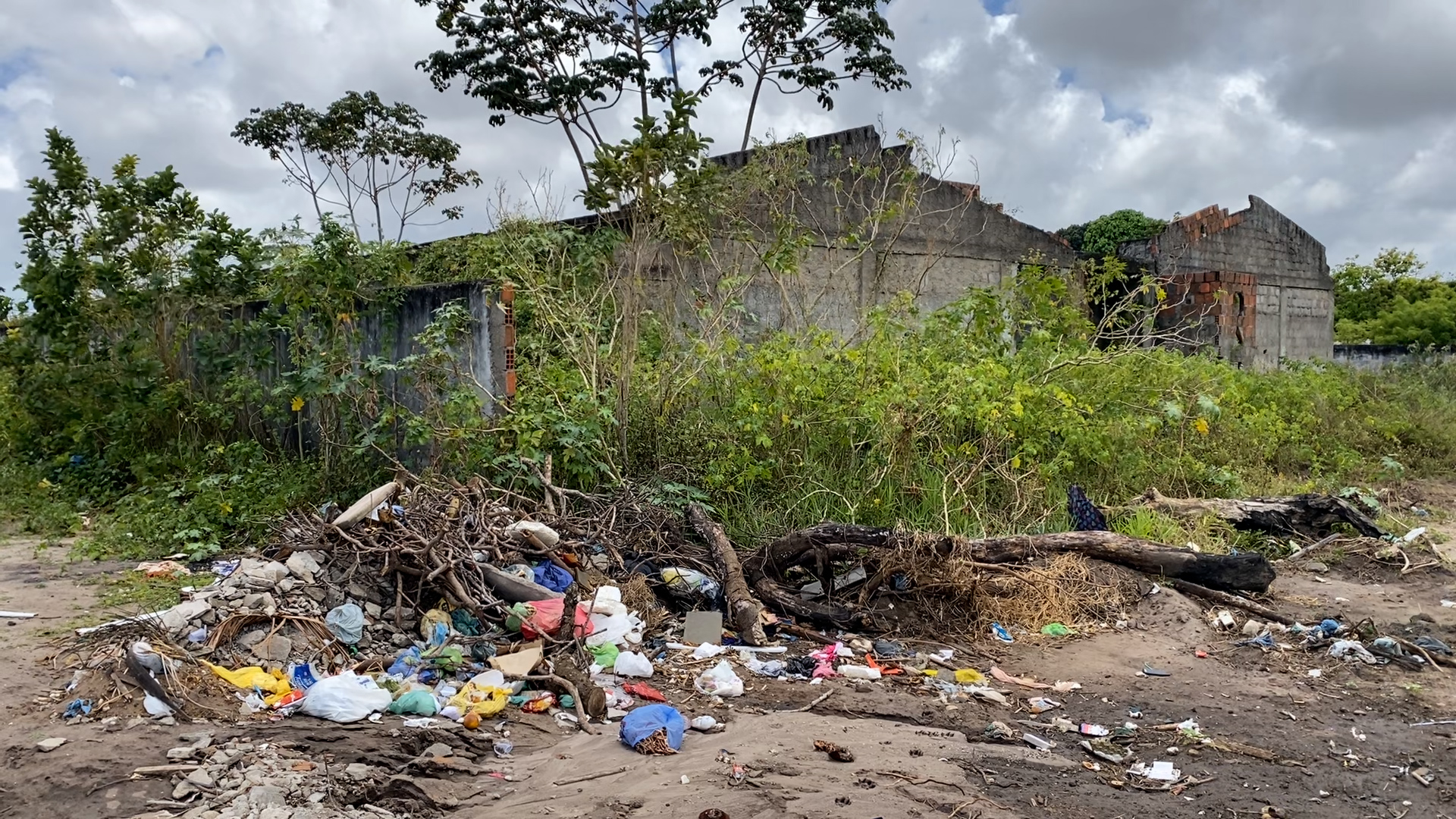 Construção de creche está abandonada no conjunto Mariz, em Bayeux. Gestão atual analisa retomada.