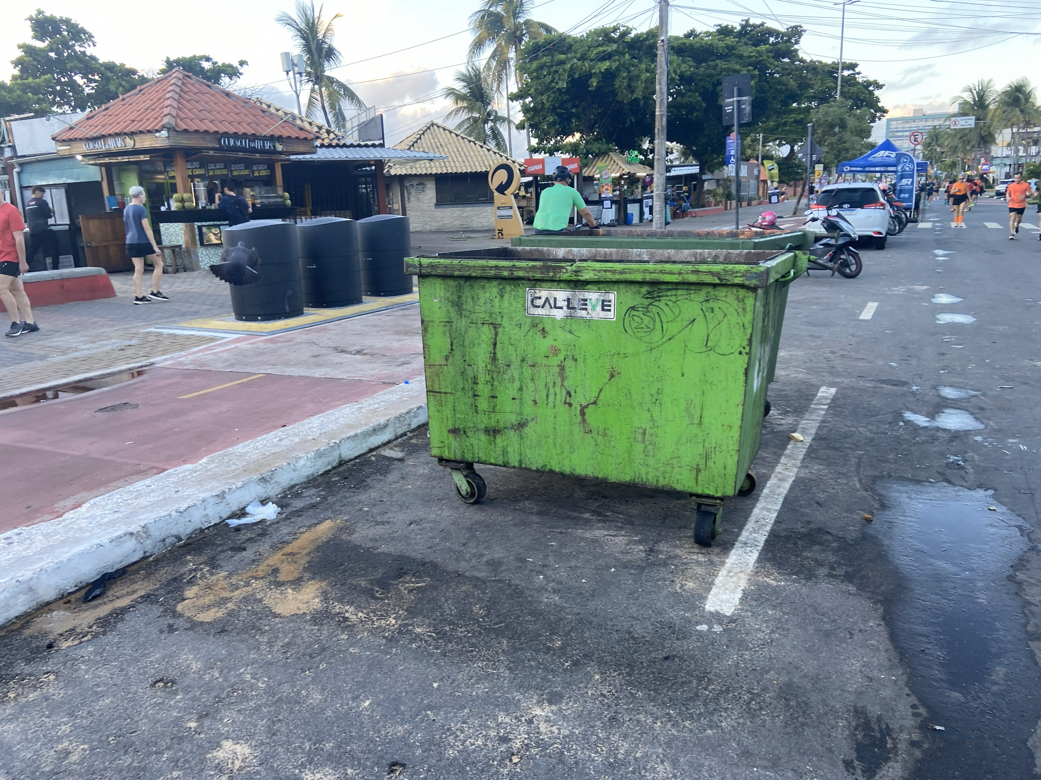 OPINIÃO: está na hora da prefeitura de JP dar uma solução nos tonéis de lixo (fedidos) da orla