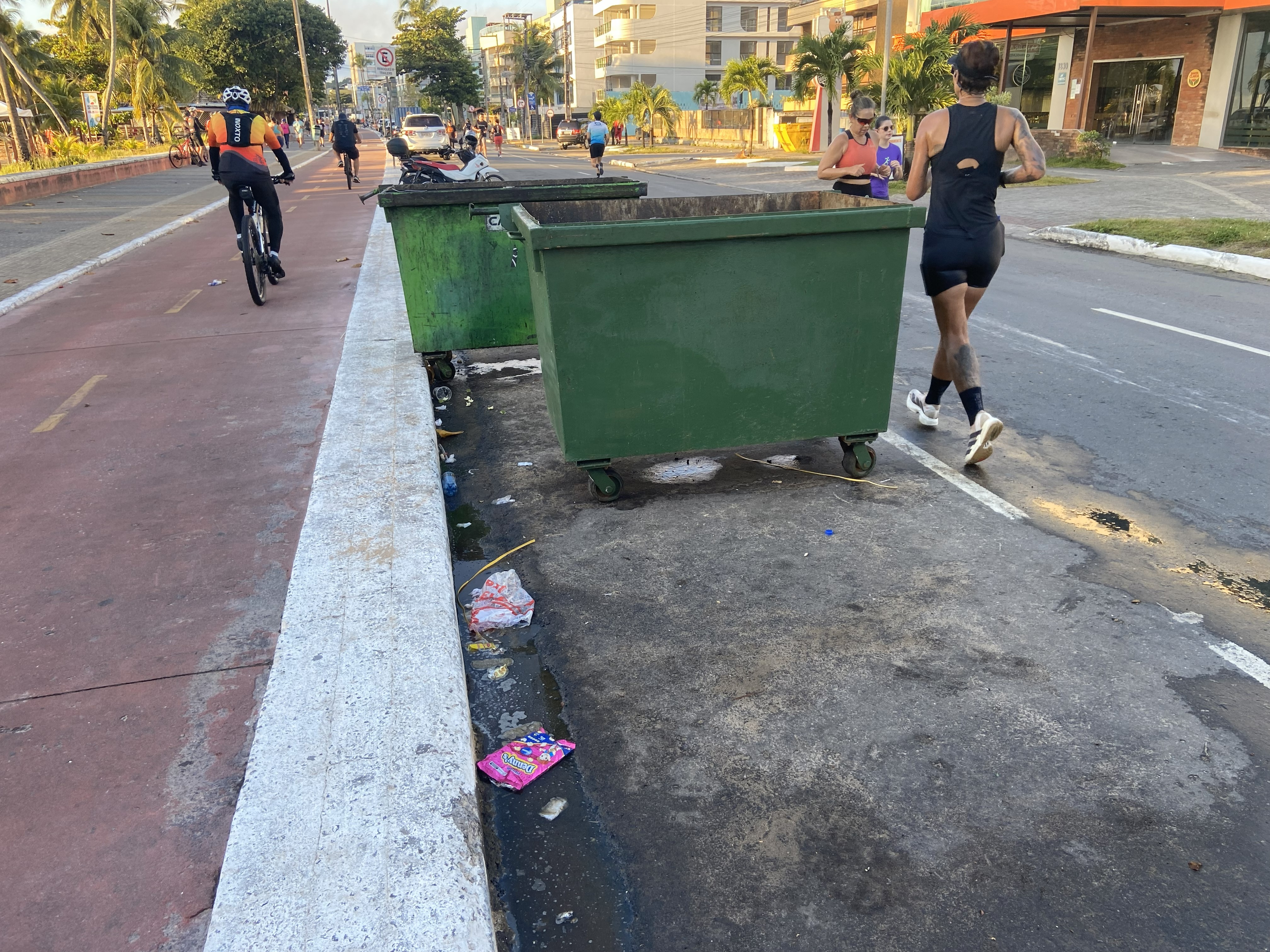 OPINIÃO: está na hora da prefeitura de JP dar uma solução nos tonéis de lixo (fedidos) da orla