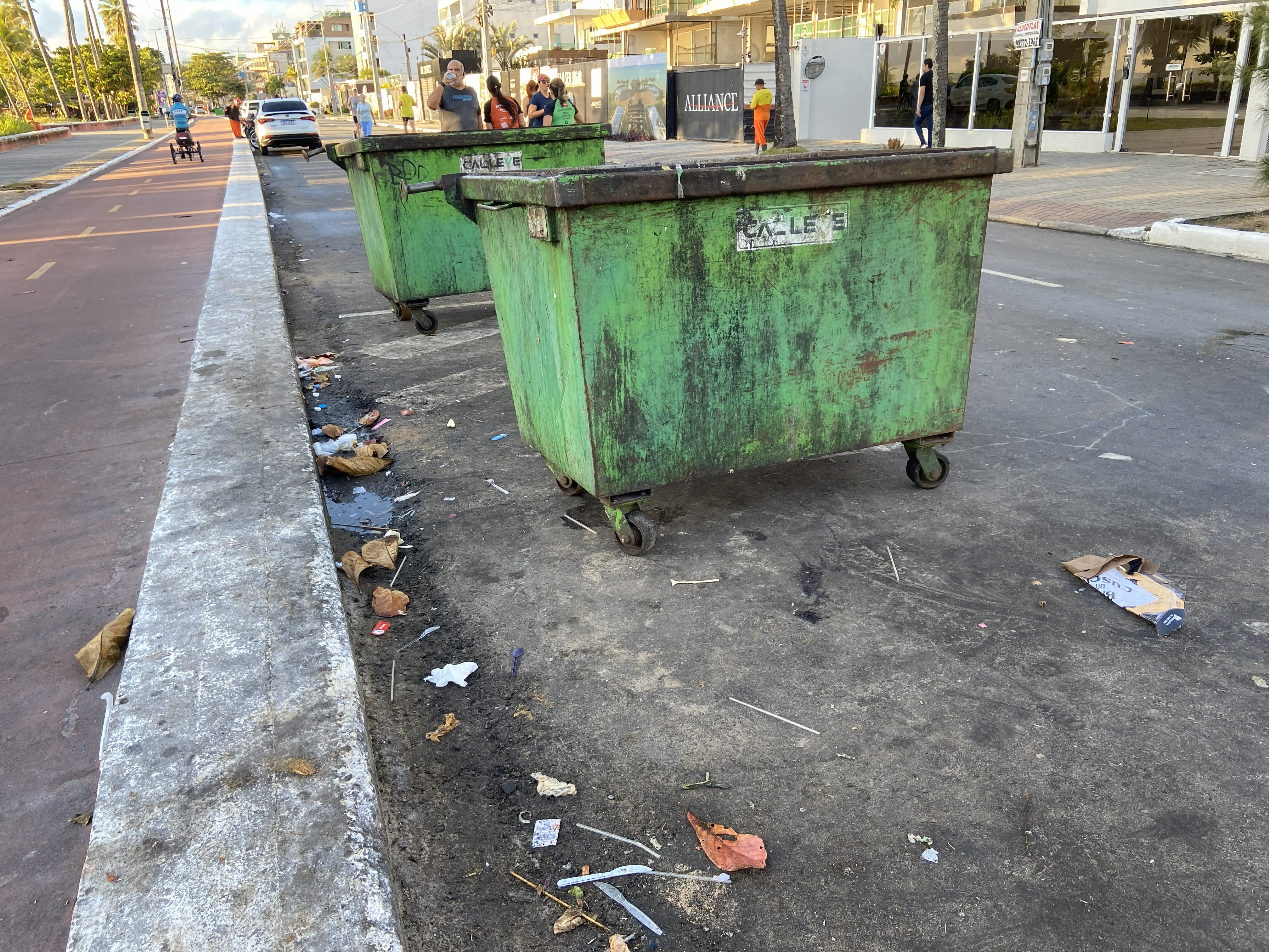 OPINIÃO: está na hora da prefeitura de JP dar uma solução nos tonéis de lixo (fedidos) da orla