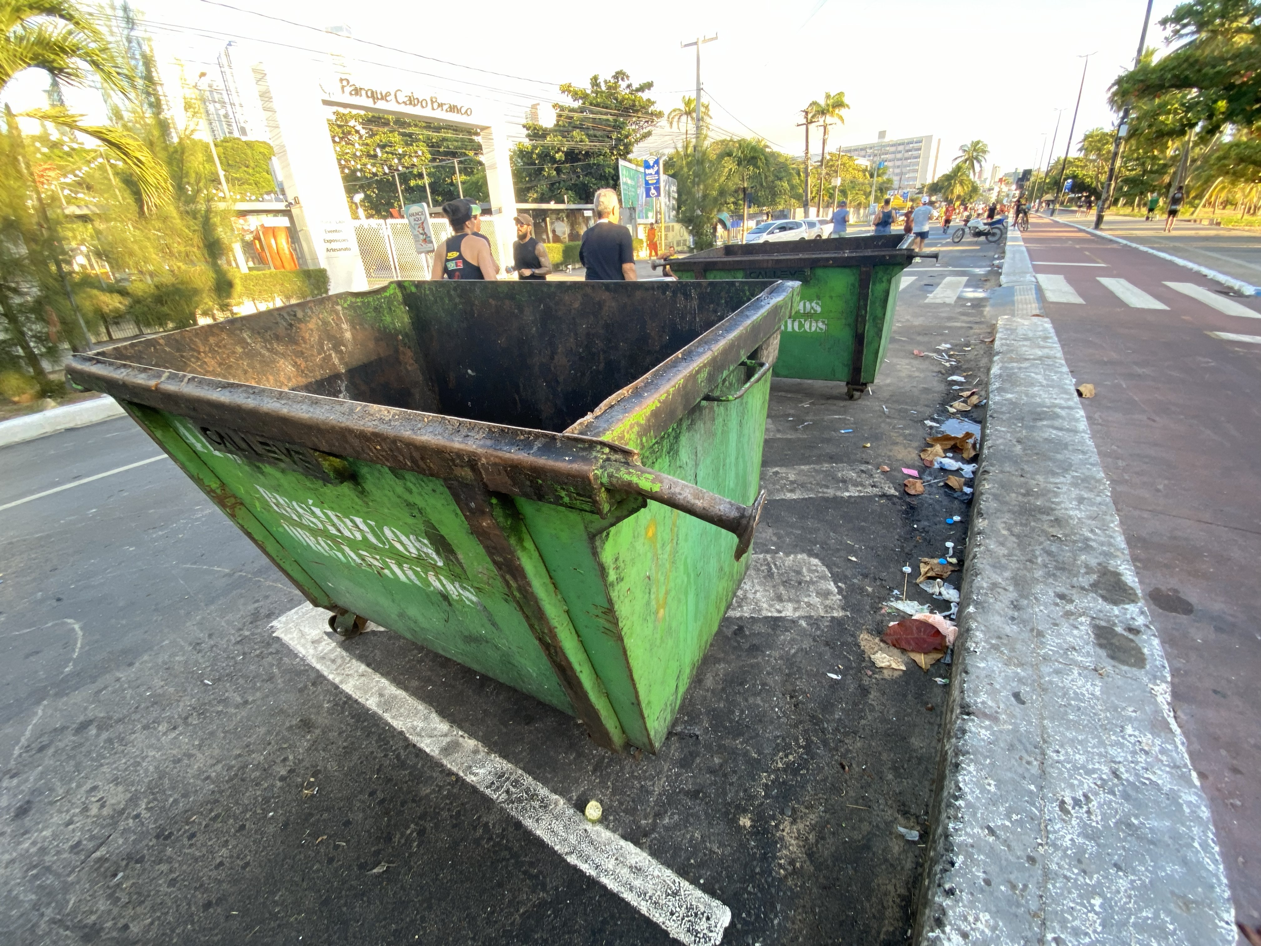 OPINIÃO: está na hora da prefeitura de JP dar uma solução nos tonéis de lixo (fedidos) da orla