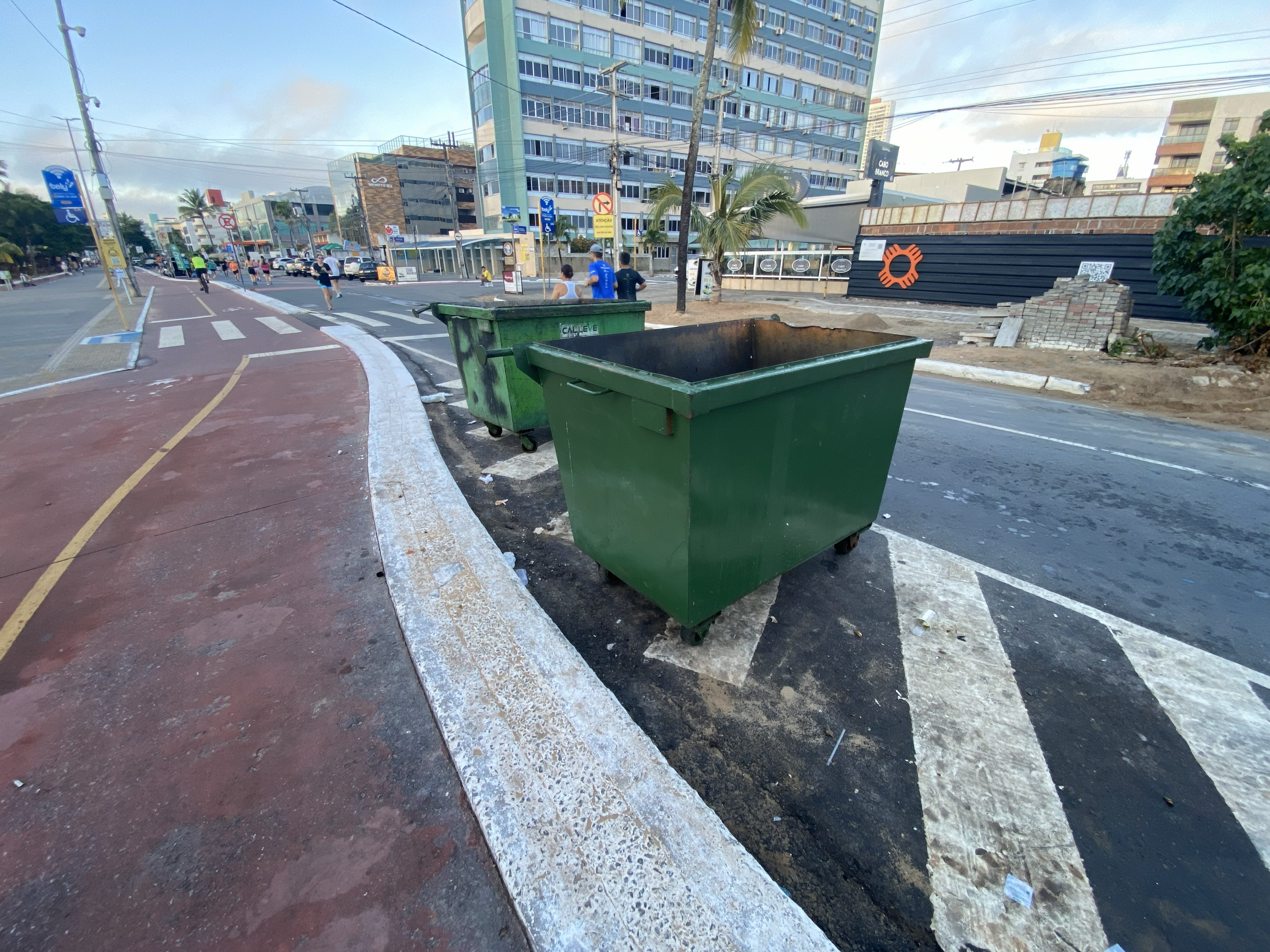 OPINIÃO: está na hora da prefeitura de JP dar uma solução nos tonéis de lixo (fedidos) da orla