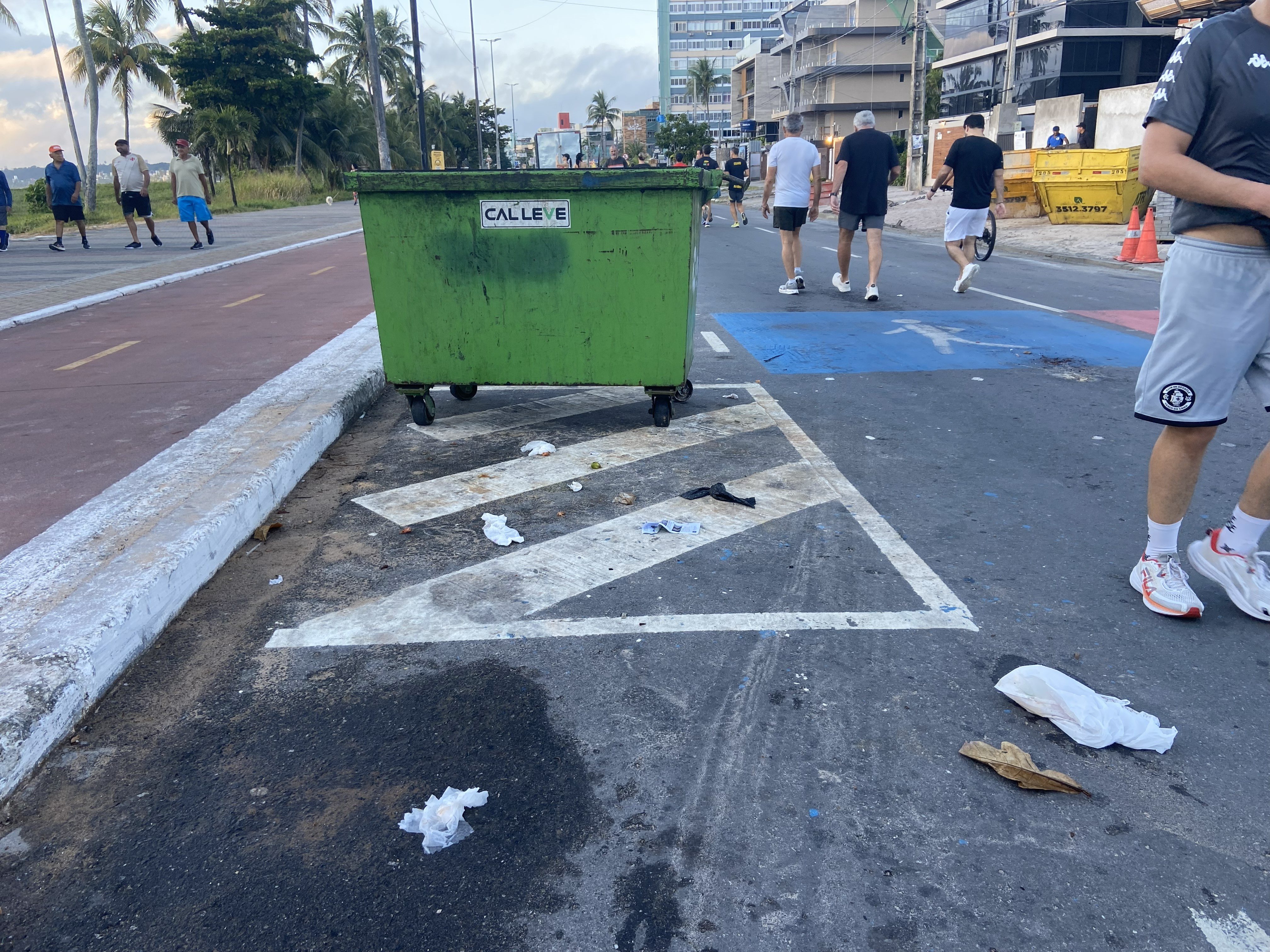 OPINIÃO: está na hora da prefeitura de JP dar uma solução nos tonéis de lixo (fedidos) da orla