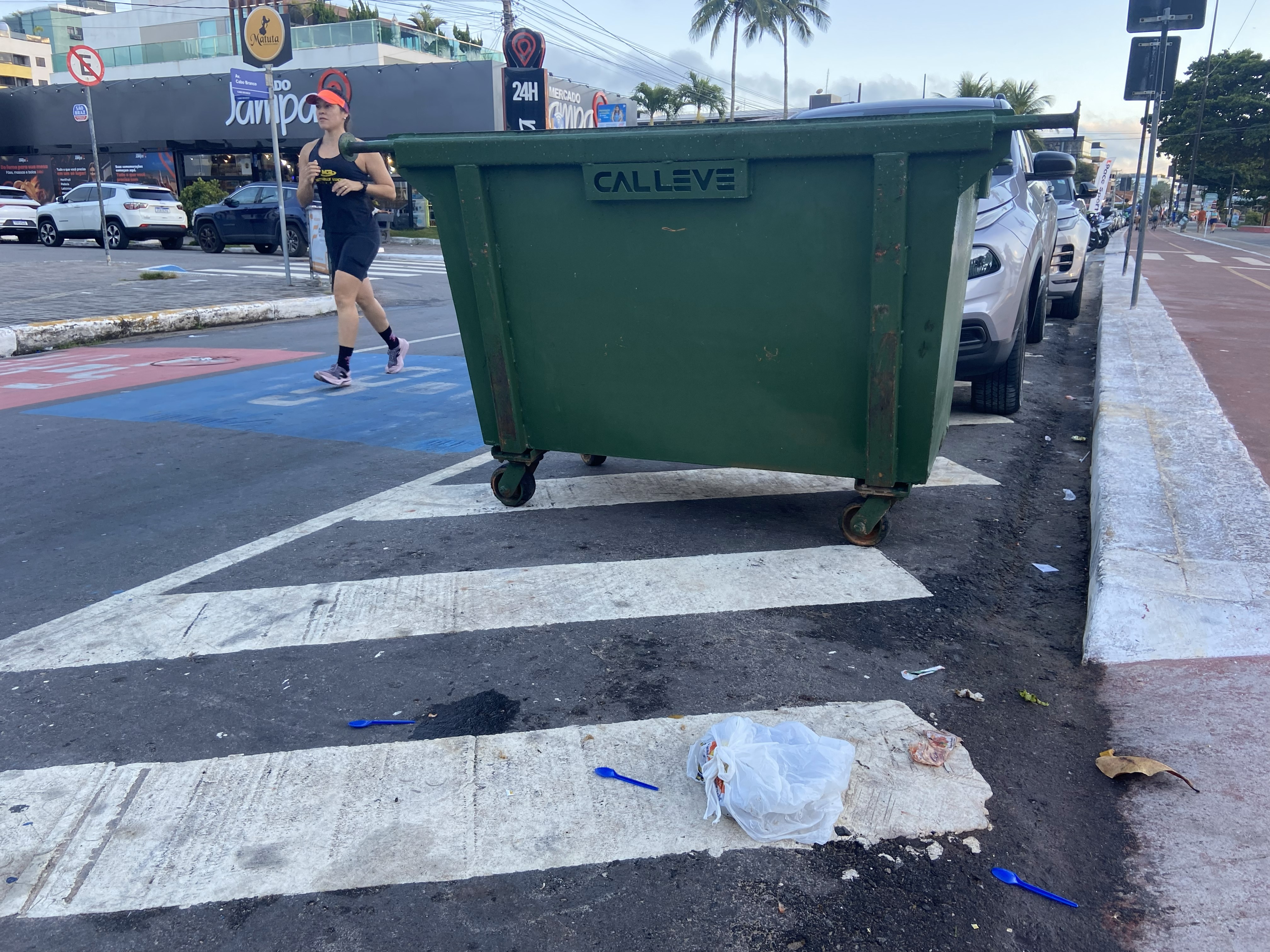 OPINIÃO: está na hora da prefeitura de JP dar uma solução nos tonéis de lixo (fedidos) da orla