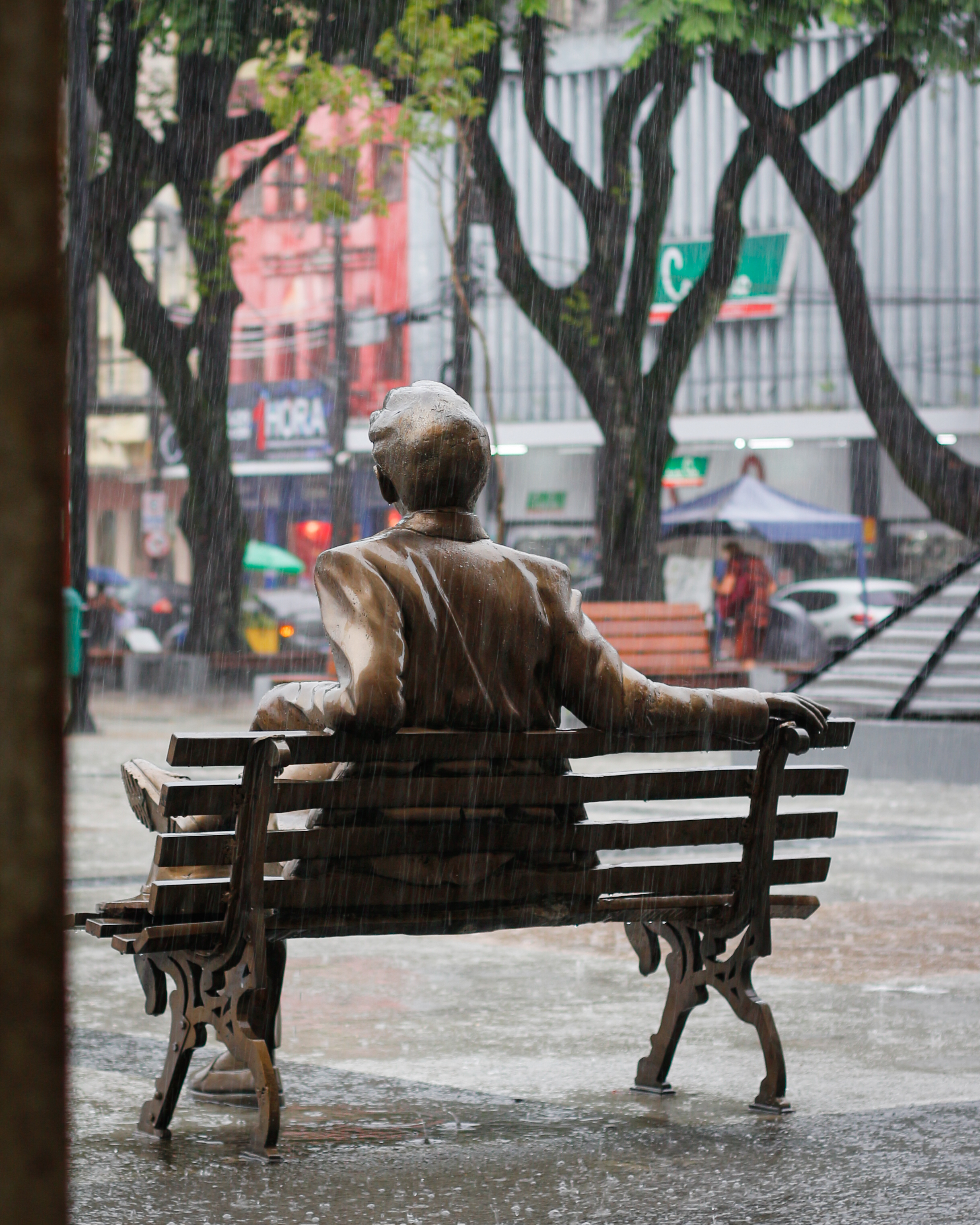 Essa praça e em especial a estátua do grandíssimo compositor e poeta Livardo Alves fez parte da minha infância onde sempre passa por ela com meus pais e fazia questão de sentar no banco ao lado da belíssima estatua em bronze criada pelo artista e escultor Jurandi de Oliveira Maciel. Era uma brincadeira que acabou se tornando tradição, e neste ano de 2026 dei início na carreira de fotógrafo onde comprei minha primeira câmera e na semana seguinte fiz questão de ir ao centro de João Pessoa para inaugurar o equipamento fotografando a arquitetura, as pessoas e buscar a beleza perdida no cotidiano. Registrei todo o processo nas redes sociais onde mostro como cheguei neste click tão especial para mim.