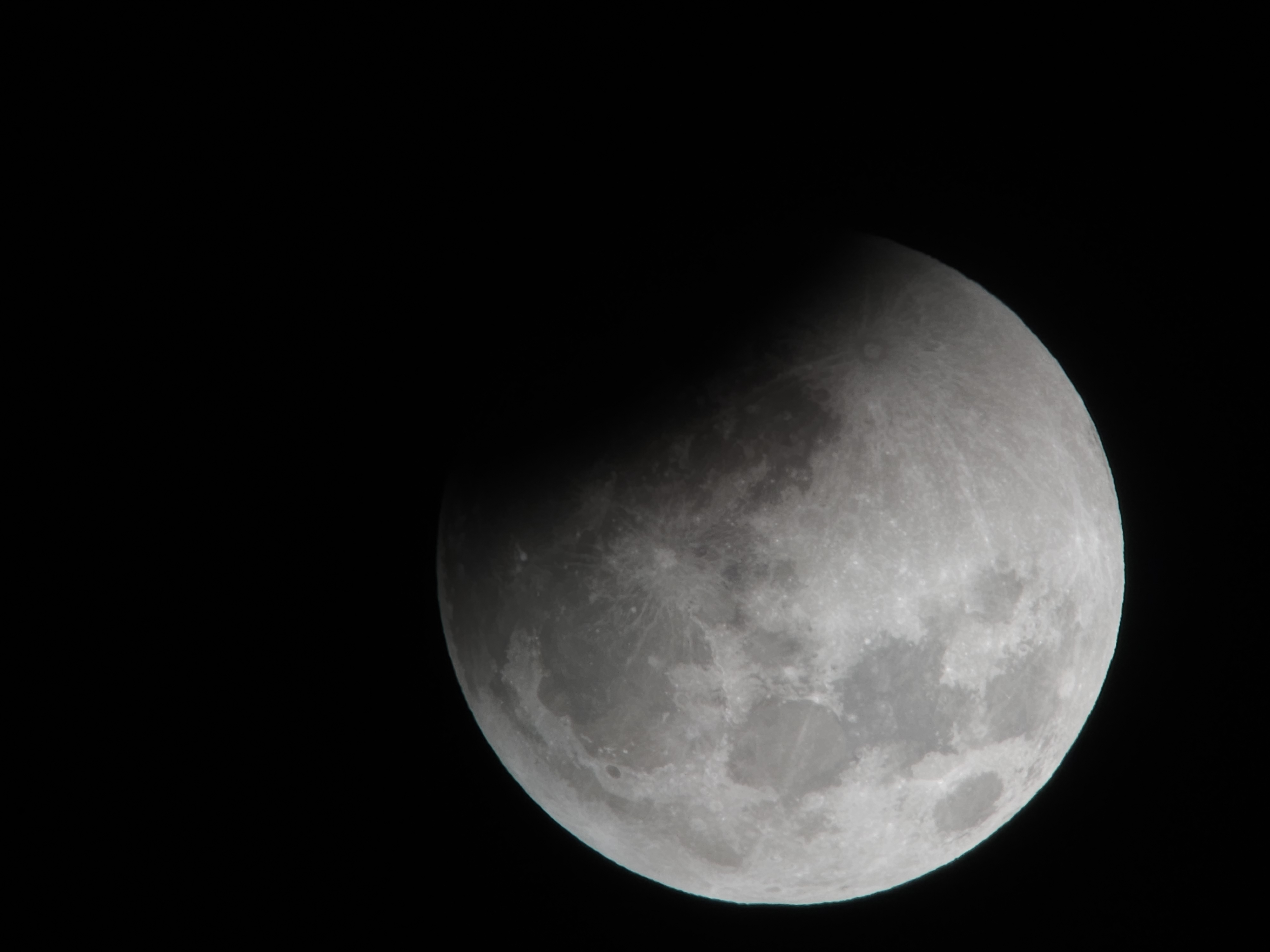 Eclipse lunar parcial: veja fotos do fenômeno registradas em cidades da Paraíba