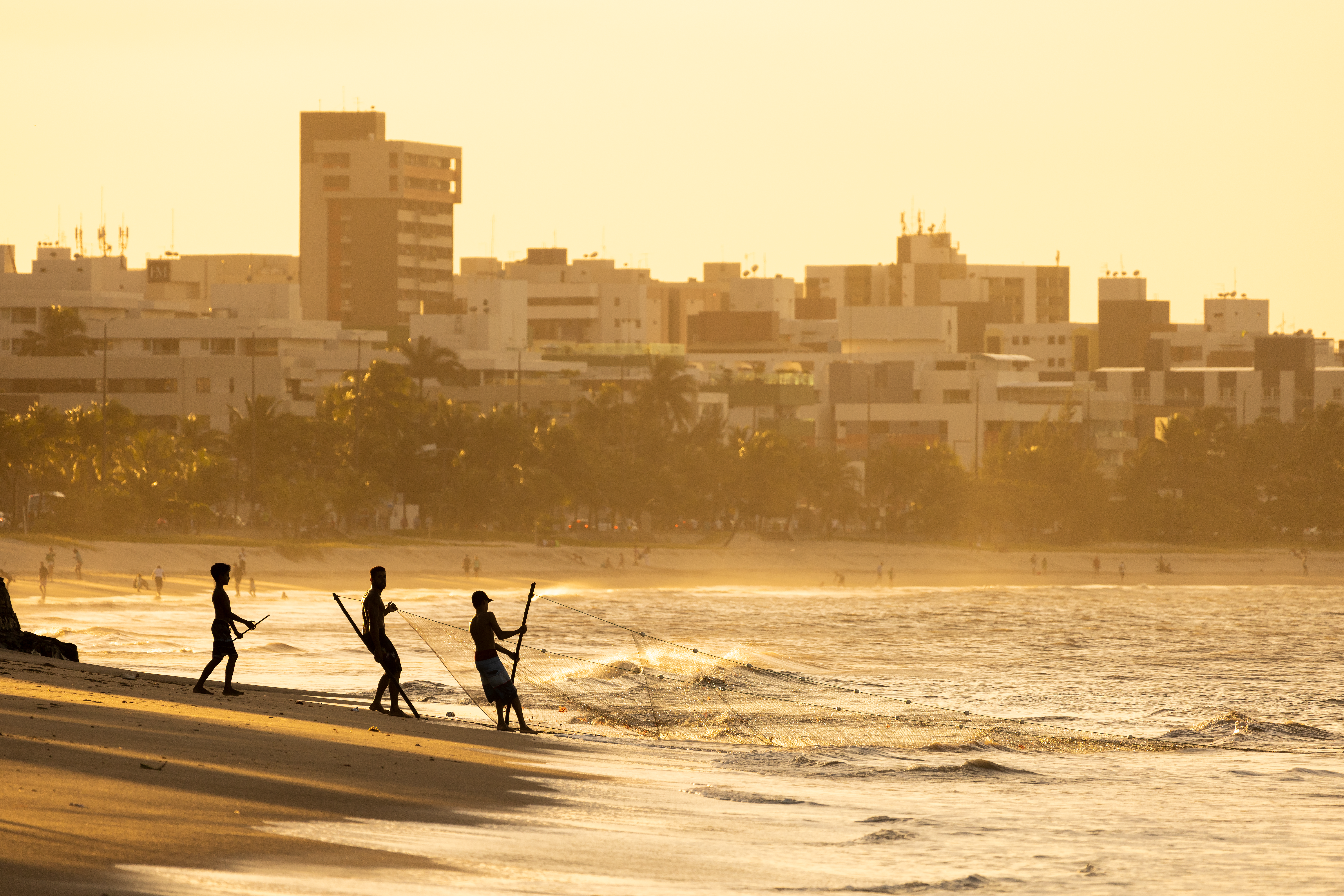 Poder presenciar o trabalho dos pescadores na Praia de Tambaú, próximo ao por do sol é um dos grandes espetáculo da capital João Pessoa.
