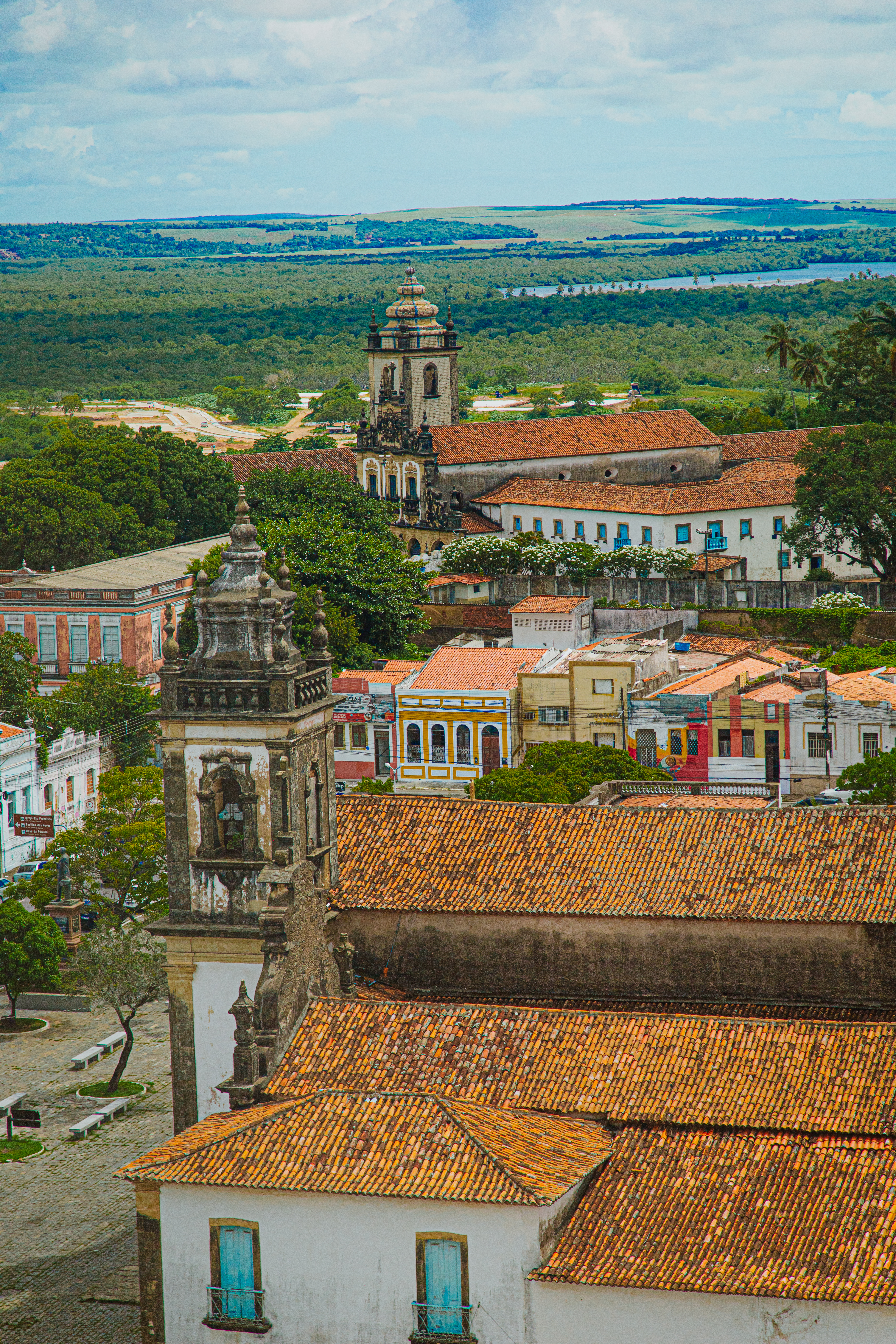 Essa foto foi registrada no coração de João Pessoa, um lugar onde cada rua conta uma história. O Centro Histórico guarda uma riqueza única nos detalhes da arquitetura antiga, das igrejas centenárias e das casas que atravessaram gerações. Caminhar por ali é como o enxergar a beleza que faz parte da identidade da nossa cidade.