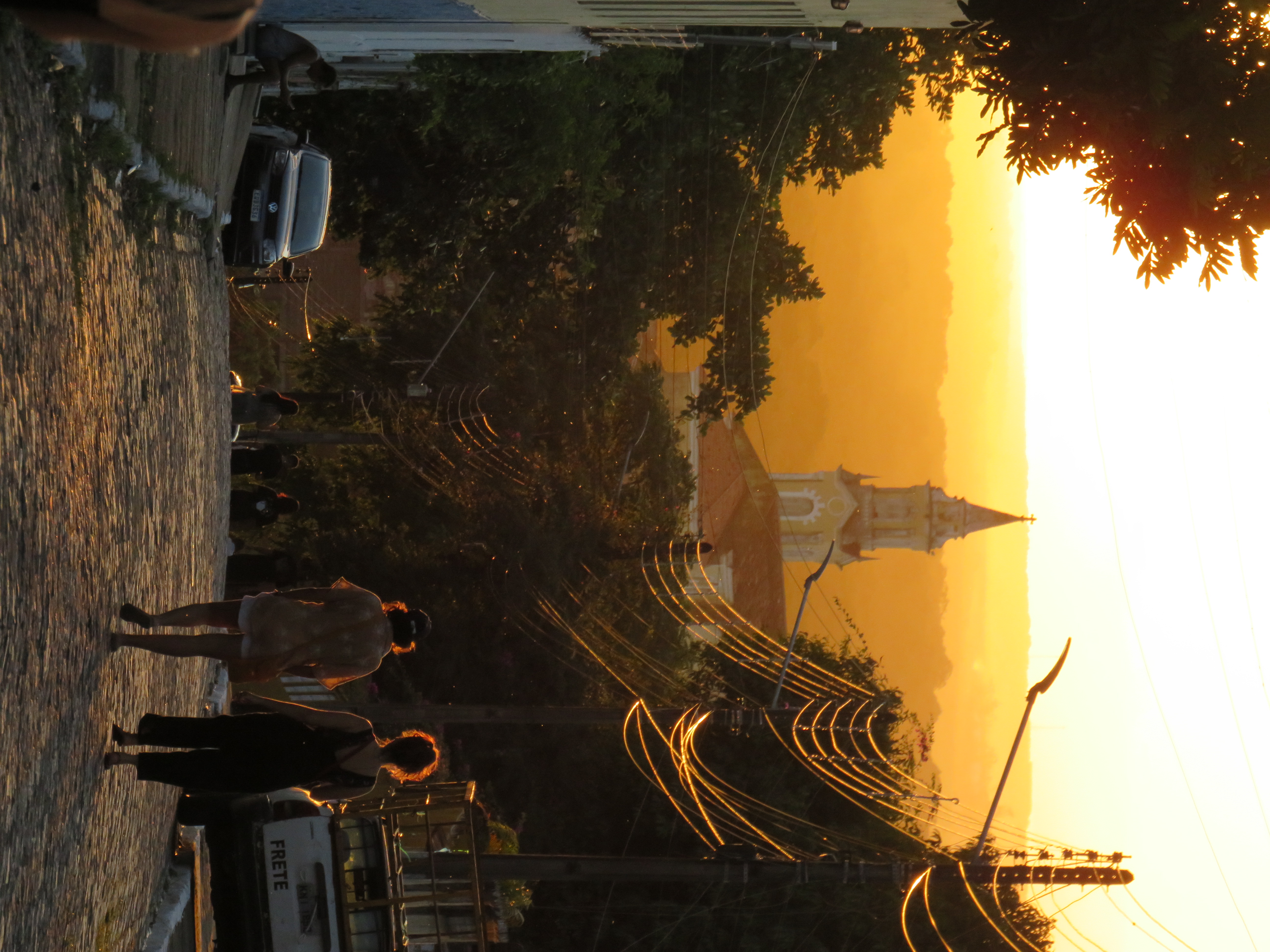 Essa foto foi tirada por acaso, durante as Festas das Neves de 2023. Enquanto caminhava pelo Centro Histórico de João Pessoa em busca de novos registros, cheguei à Ladeira São Francisco e me deparei com um dos pores do sol mais bonitos que já vi. Desde aquele dia, esse lugar ganhou um significado especial. João Pessoa revela sua beleza nos lugares mais simples e inesperados.