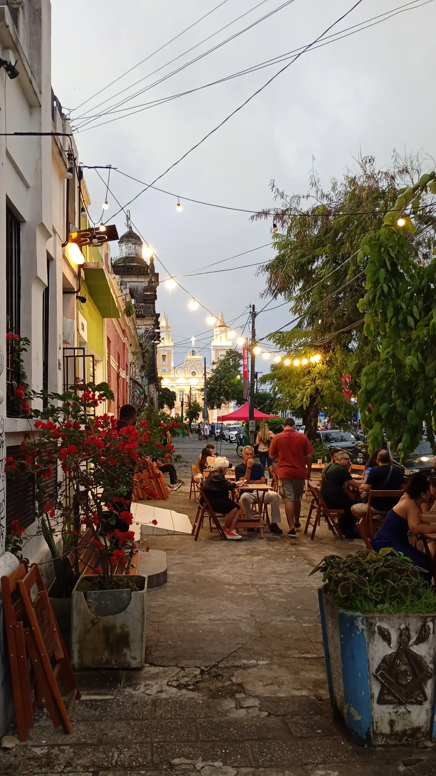 Quando tirei essa foto, nem tinha percebido que a Catedral estava no fundo. Quando vi, me emocionei. Na mesma hora vieram à memória todas as histórias que minha mãe contava sobre a Festa das Neves na infância dela. Ela falava das moças com seus chapéus elegantes e vestidos longos, do cheiro da maçã do amor e da pipoca espalhada por todos os cantos. Foi quase como voltar pra sala de casa quando eu tinha 7 anos.