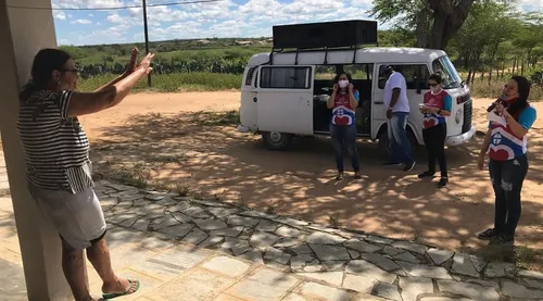 
				
					Durante isolamento social, idosos do interior da PB recebem carinho do "Delivery de Amor"
				
				