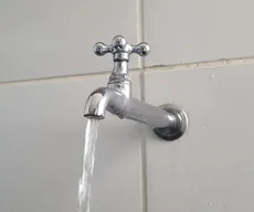 Falta água em Campina Grande: abastecimento é suspenso para ajustes em reservatório que rompeu