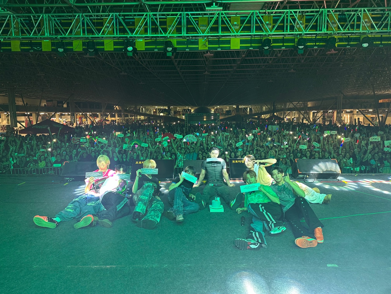 Grupo NTX canta música de Legião Urbana durante show em João Pessoa