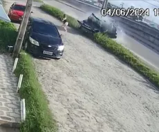 Homem morre após perder controle de carro e atingir poste em Cabedelo, na PB; veja vídeo