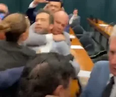 Janones leva 'gravata' de Cabo Gilberto em briga com bolsonaristas na Câmara dos Deputados