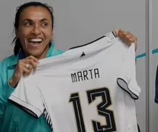 Marta é presenteada com camisa do Treze e se diverte: "Meu próximo clube"