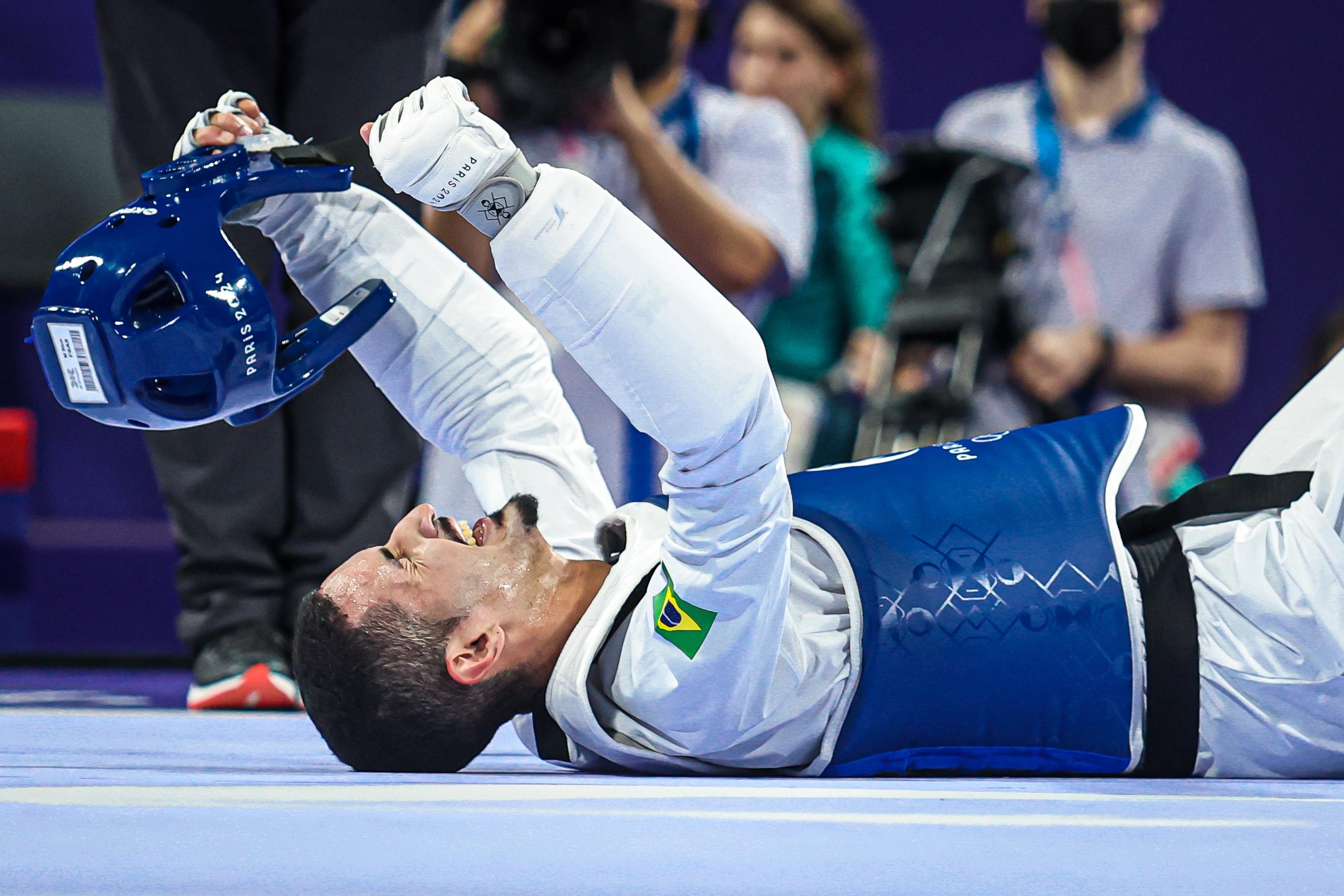 Netinho celebra medalha de bronze em Paris 2024 e revela: "pensei em desistir em muitos momentos"