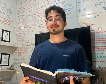 Aprovado em vestibular do ITA chegou a estudar 16 horas por dia: 'o estudo vale a pena'