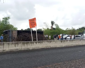 Caminhão tomba na BR-101 e deixa via entre Recife e João Pessoa interditada