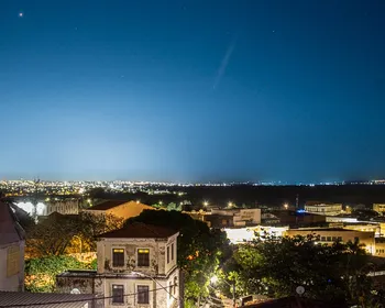 Cometa do século é fotografado no céu do Centro Histórico de João Pessoa