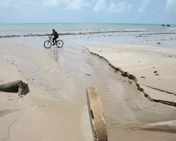 Justiça manda Prefeitura, Cagepa e Sudema agirem contra esgoto nas praias de João Pessoa